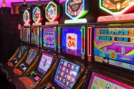 Pengguna Indonesia mengikuti live betting pertandingan sepak bola dari smartphone dengan antarmuka sedunitoto