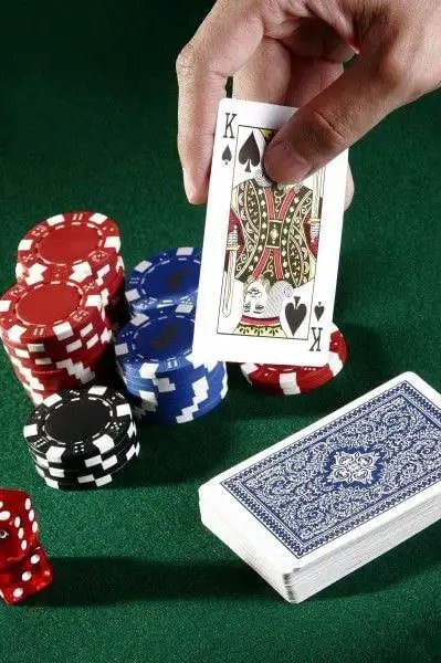 Atlet bulu tangkis Indonesia menunjukkan smash kencang di turnamen internasional